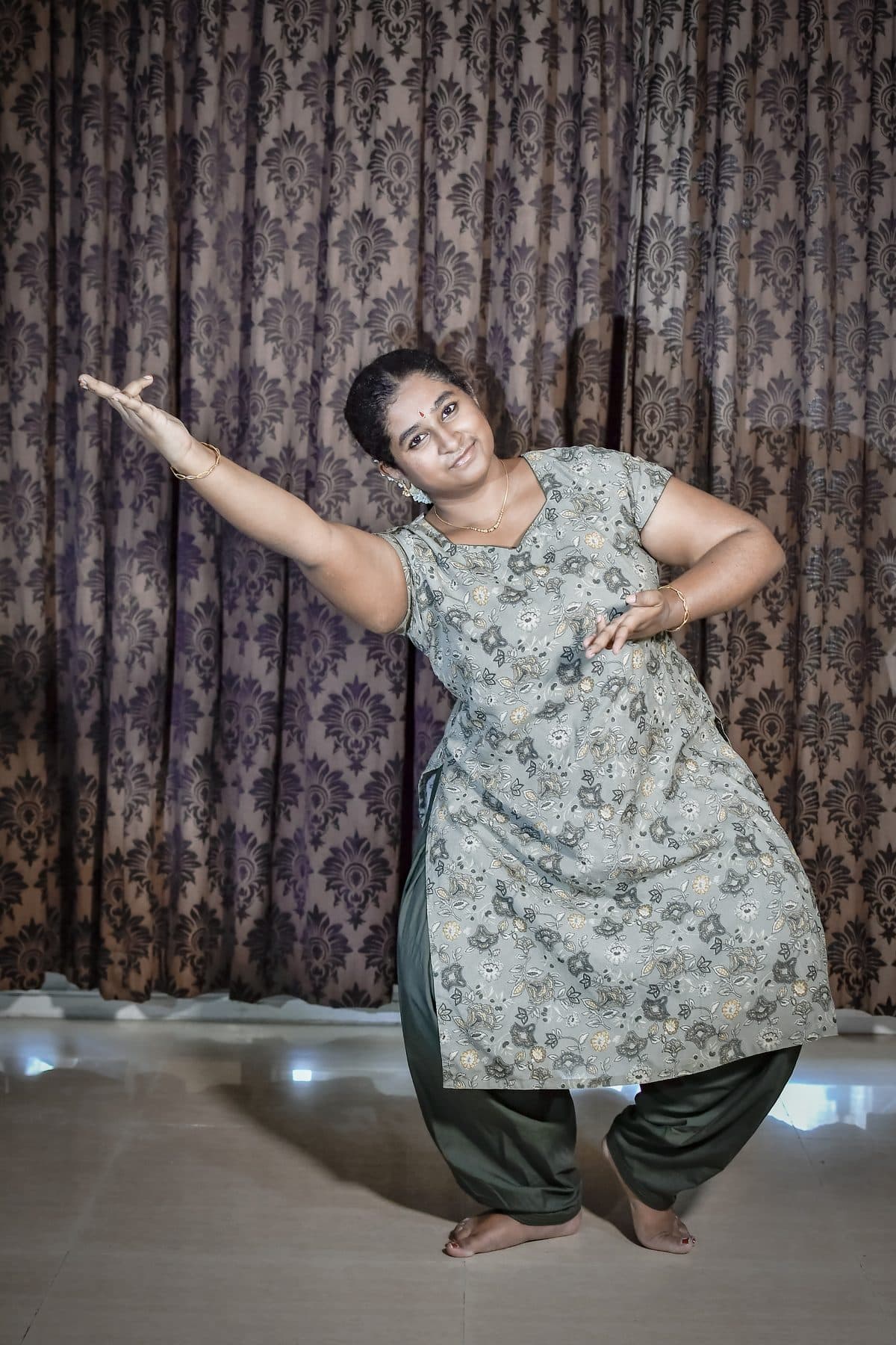 A student in a one-to-one Bharatanatyam class (2 of 2)